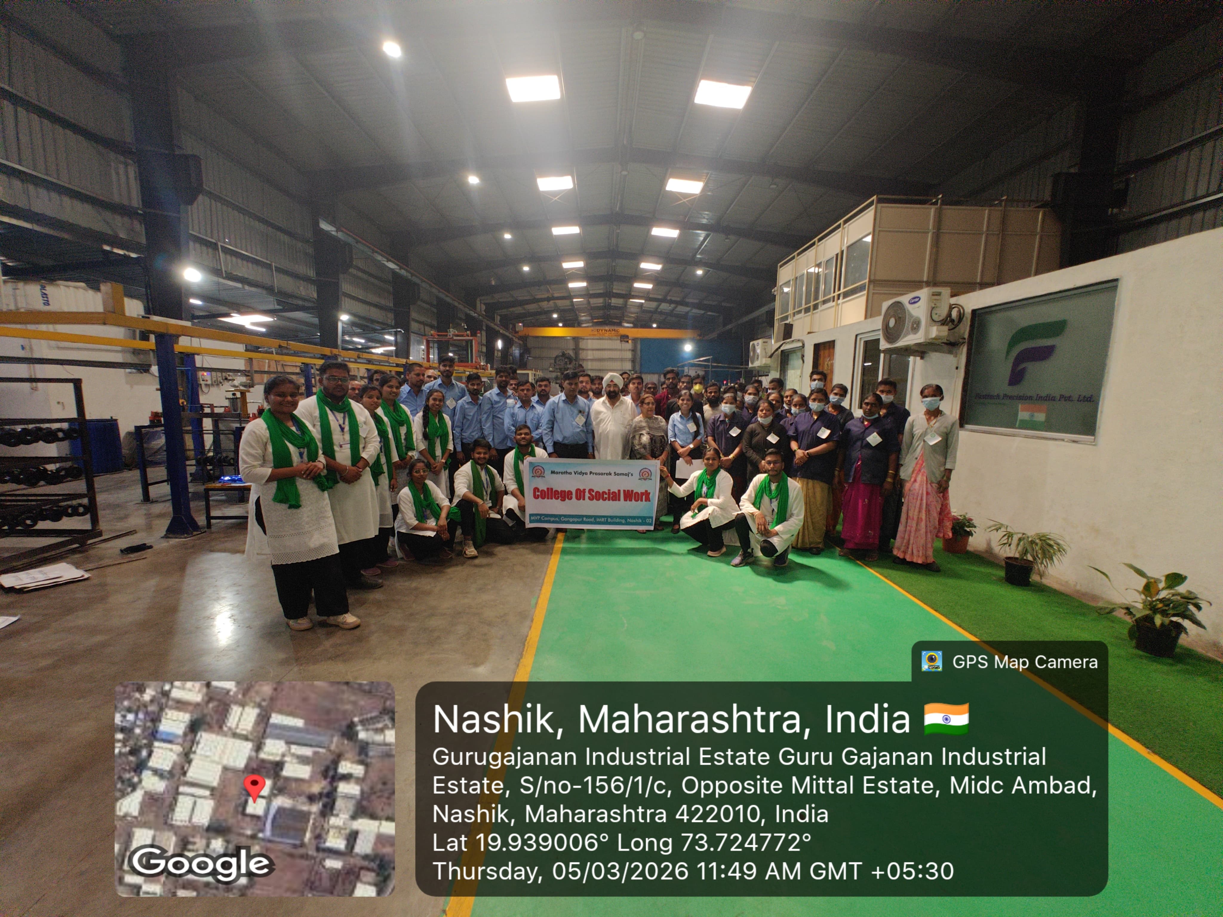 Full group photo of students and Fastech staff at the manufacturing floor